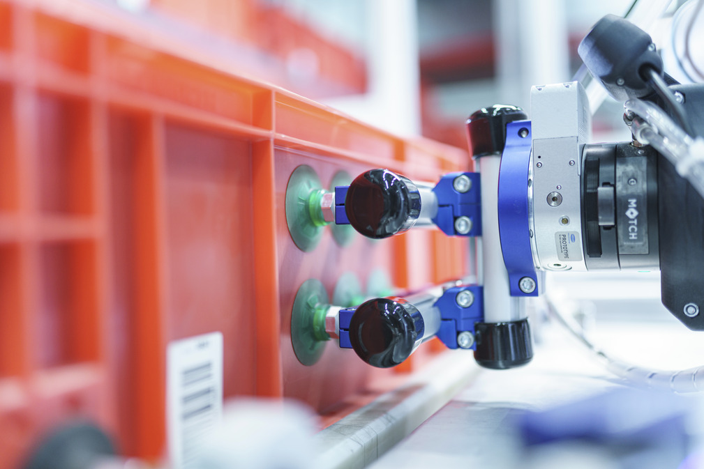 The cobot uses a gripper from the PXT modular system to handle the KLT before and after loading.